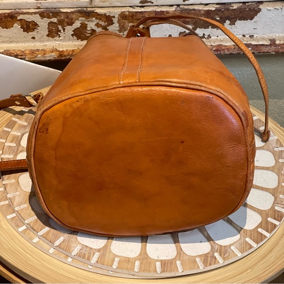 Leaders in leather tan leather drawstring bucket bag - Picture 3 of 12